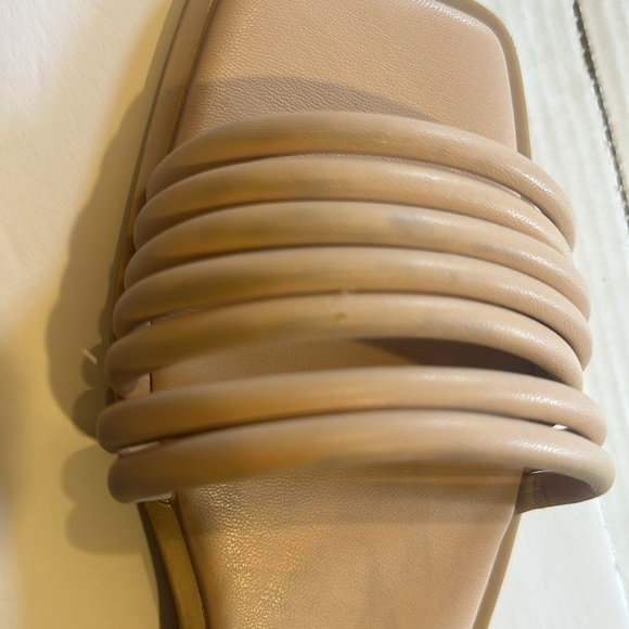 NWT Dolce Vita slip on tan cream sandals with bands in front great for driving - Picture 5 of 7